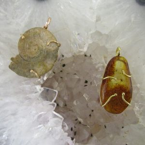 Ambra e fossile montati in oro 750°°° rosa e giallo