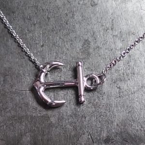 Ancora inserita in una catenina, in oro bianco realizzata a mano