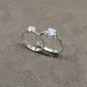 Anelli solitario in oro bianco 750°°° semplici con diamanti nelle carature a scelta.