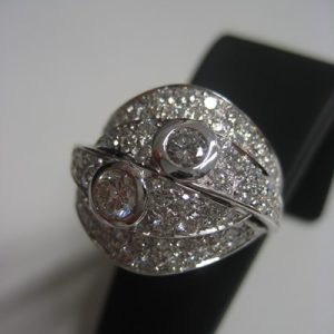 Anello a fascia in oro bianco con pavè di diamanti