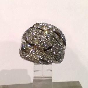 Anello a fascia in oro bianco diamanti