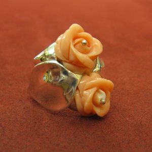 Anello in argento con 2 rose in corallo