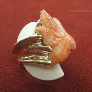 Anello in argento con stella marina in corallo