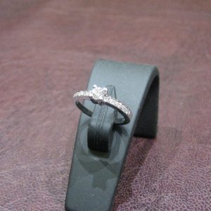 Anello in oro bianco con diamante centrale e giro completo sul gambo