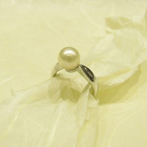 Anello in oro bianco con perla coltivata