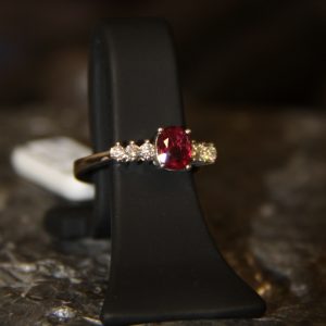 Anello in oro bianco con rubino e diamanti