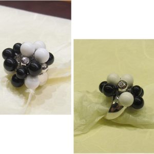 Anello in oro bianco con sfere oro e diamanti, agata bianca e onice