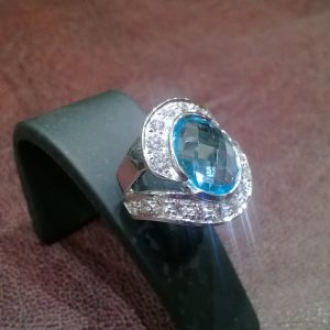 Anello in oro bianco con topazio azzurro e diamanti