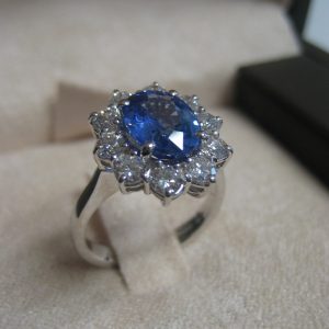 Anello in oro bianco con zaffiro centrale e contorno di diamanti-2