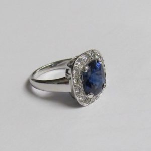 Anello in oro bianco con zaffiro centrale e contorno di diamanti