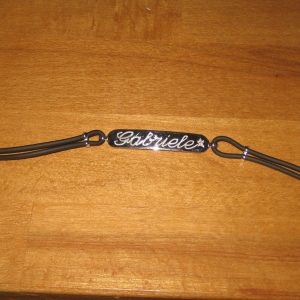 Bracciale in oro bianco e caucciù con nome in bassorilievo e diamantino