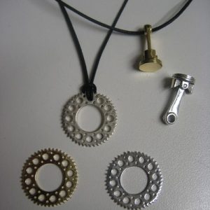 Ciondoli a forma di corona e pistone moto in argento e oro