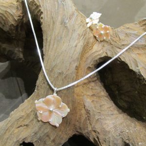 Ciondolo e orecchini fiore