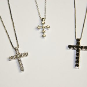 Croci in oro bianco con diamanti