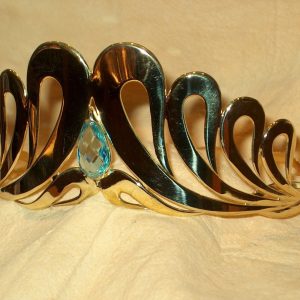 Diadema in oro giallo con topazio azzurro nel centro