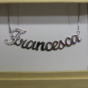Girocollo con nome in oro bianco e diamanti