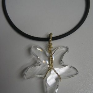 Pendente in cristallo legato con un filo in oro attorcigliato