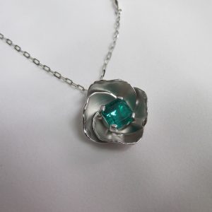 Pendente in oro bianco 750°°° con smeraldo naturale