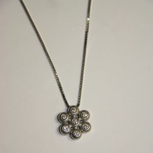 Pendente in oro bianco sabbiato con diamanti