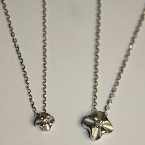 Pendenti in oro bianco con diamanti-2