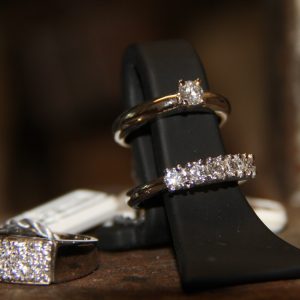 Solitario, fedina e fascia con pavè in oro bianco con diamanti